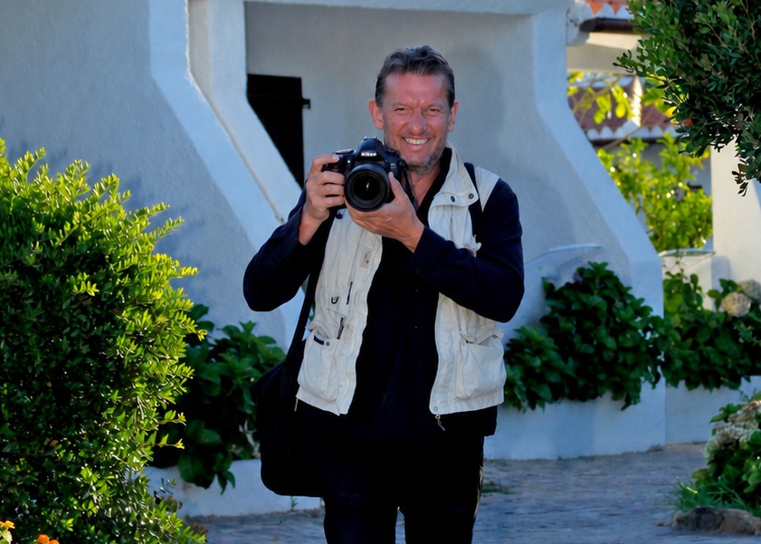 Un professionnel de l'image, appareil photo en main