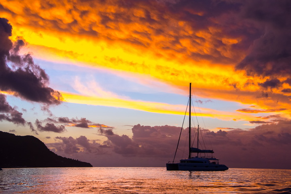 Catamaran au coucher de soleil, Seychelles