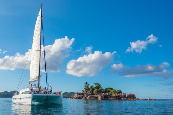 Catamaran et îlot, Seychelles